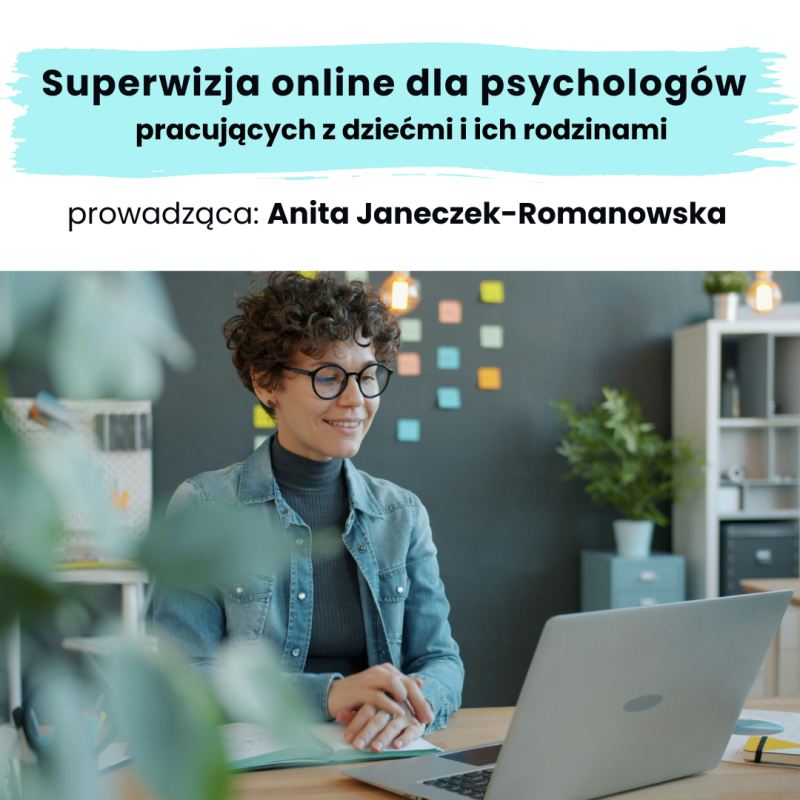 Kobieta przy laptopie prowadzi superwizję online dla psychologów pracujących z dziećmi i rodzinami.